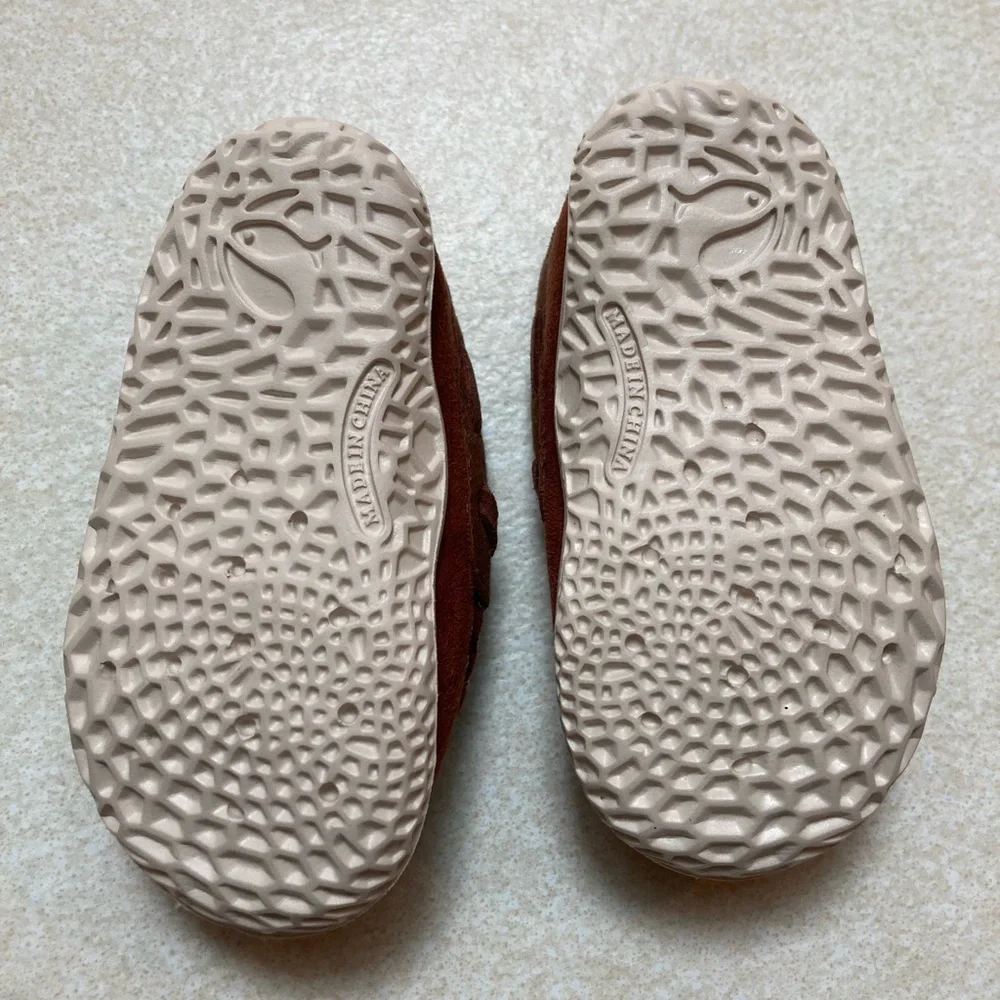 Source Unknown Brown Kids Moccasin Slippers with White Faux Fur